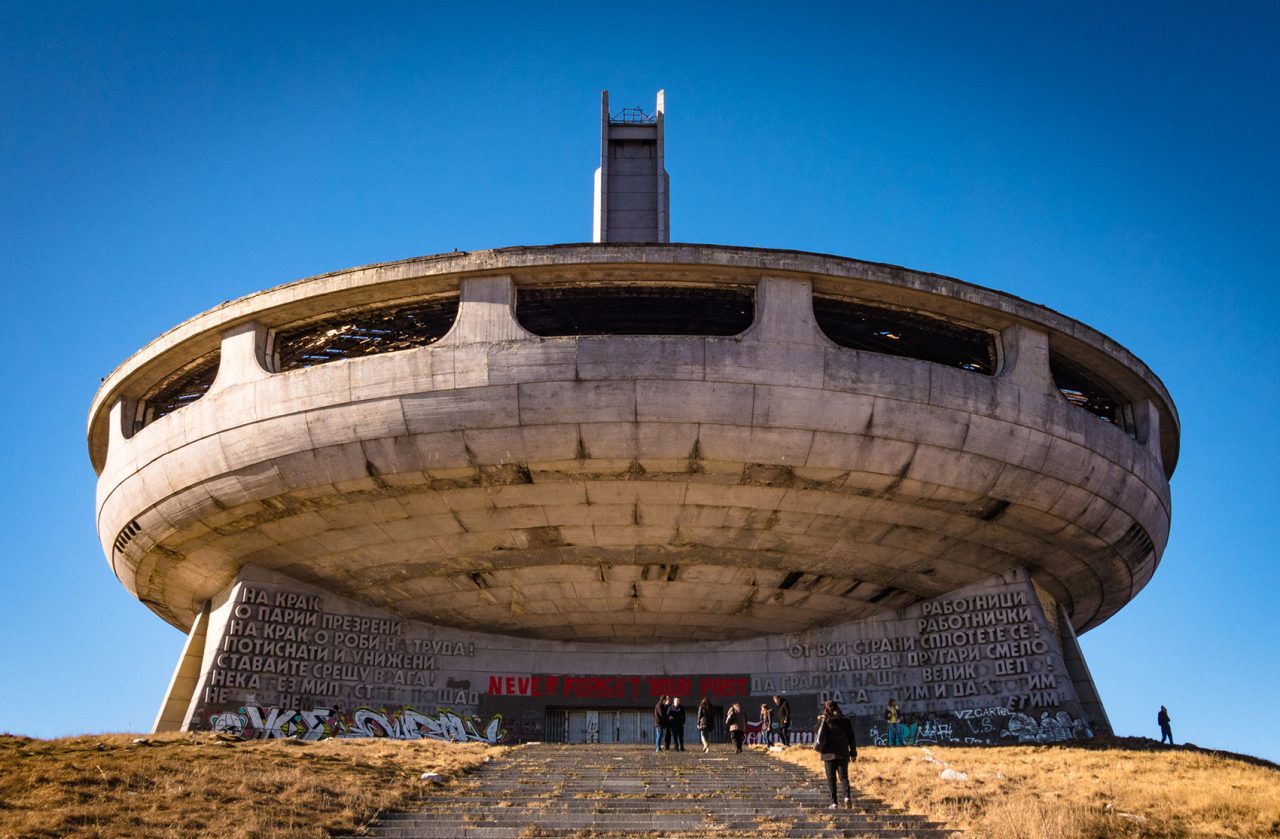Монумент Бузлуджа в горах Болгарии